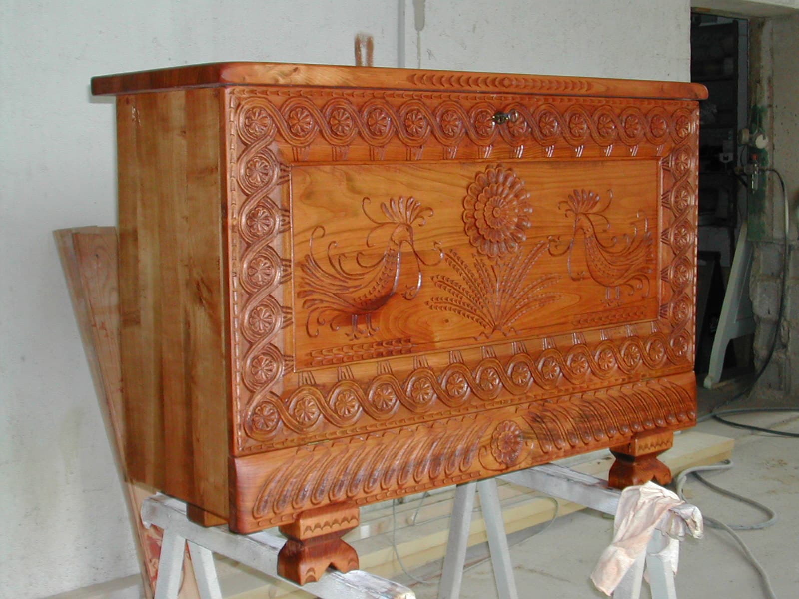 Cassapanca sarda intagliata con upupe, finitura chiara — foto 4 di 7