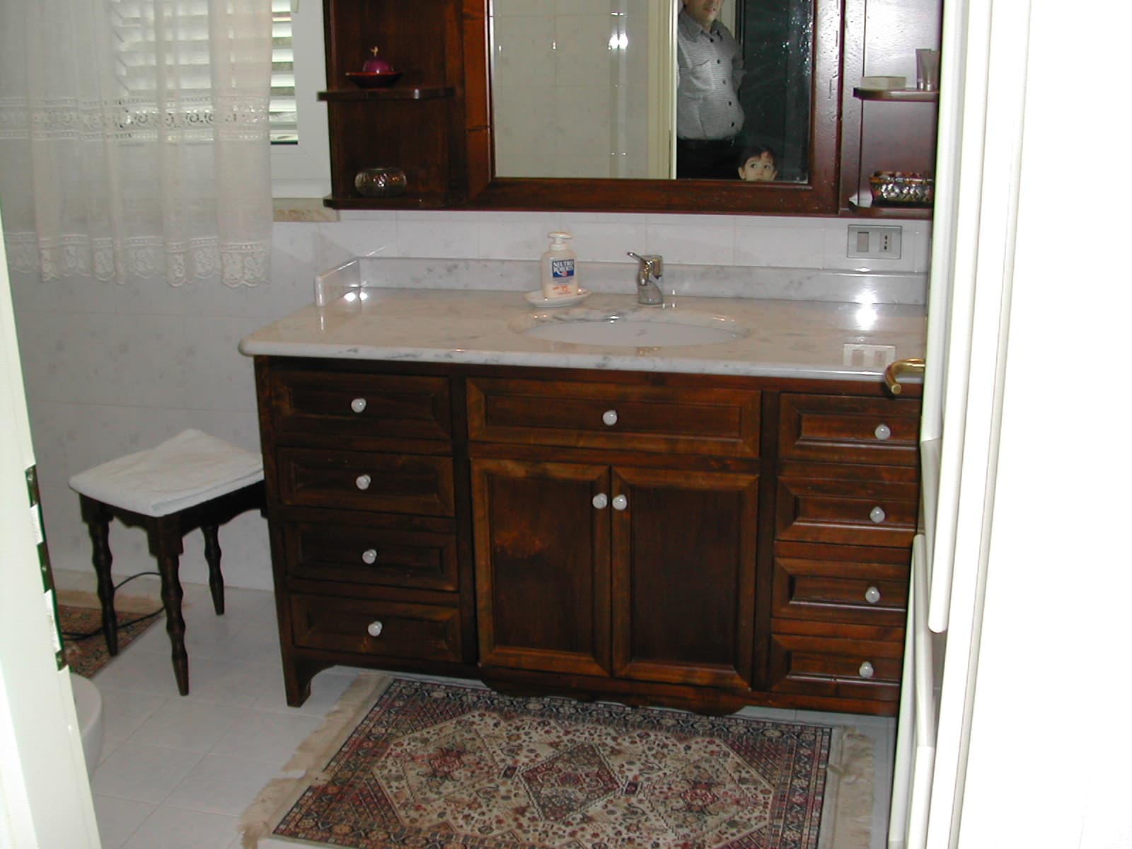 Mobile da bagno in legno con specchio — foto 2 di 4
