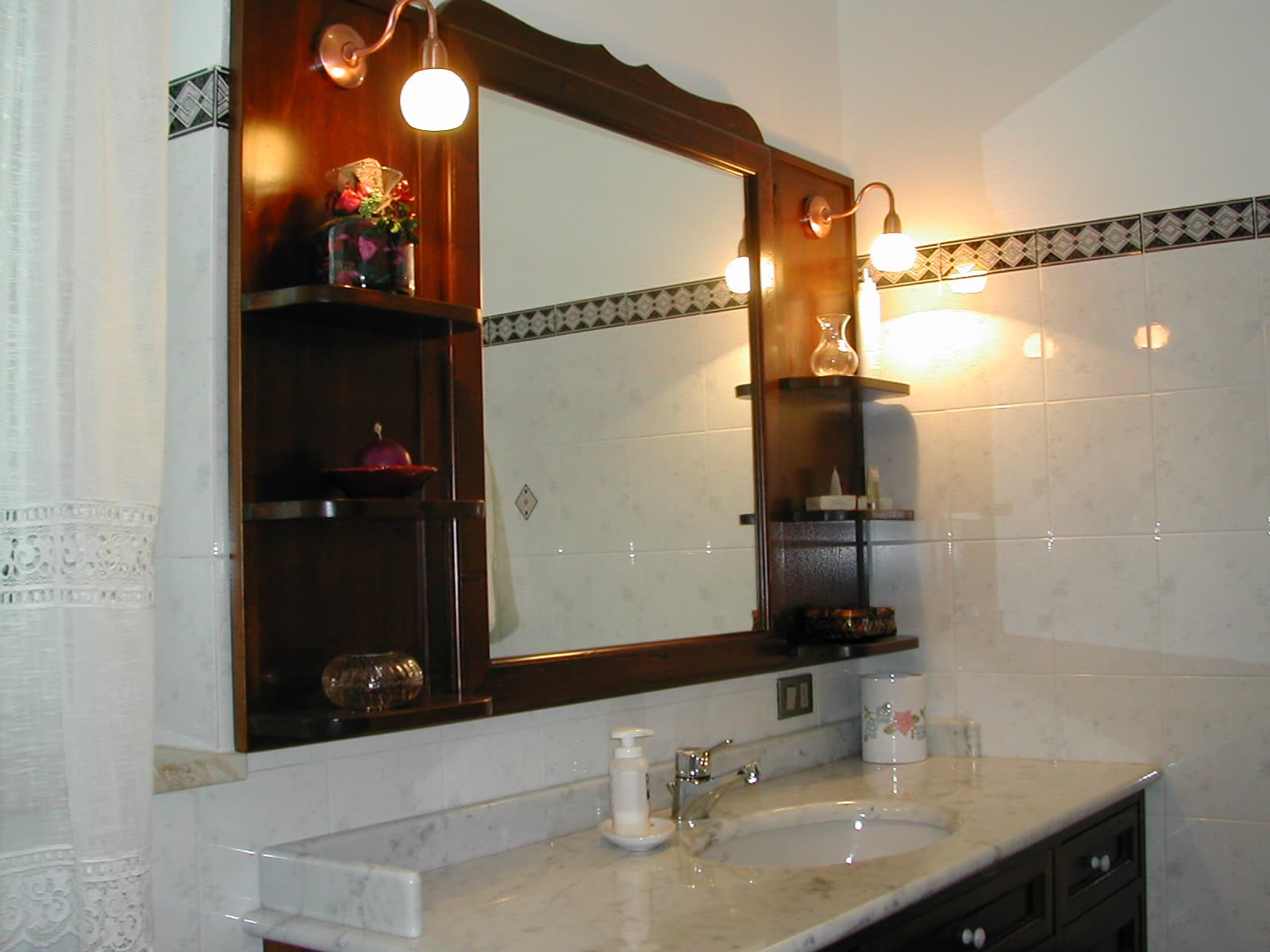 Mobile da bagno in legno con specchio — foto 3 di 4
