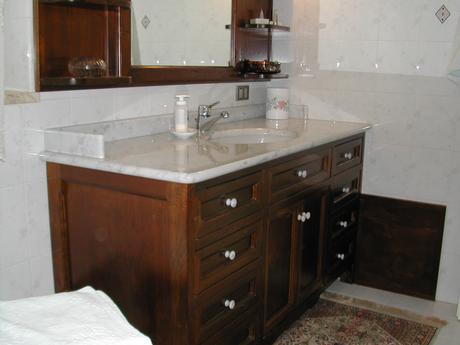 Mobile da bagno in legno con specchio — foto 4 di 4