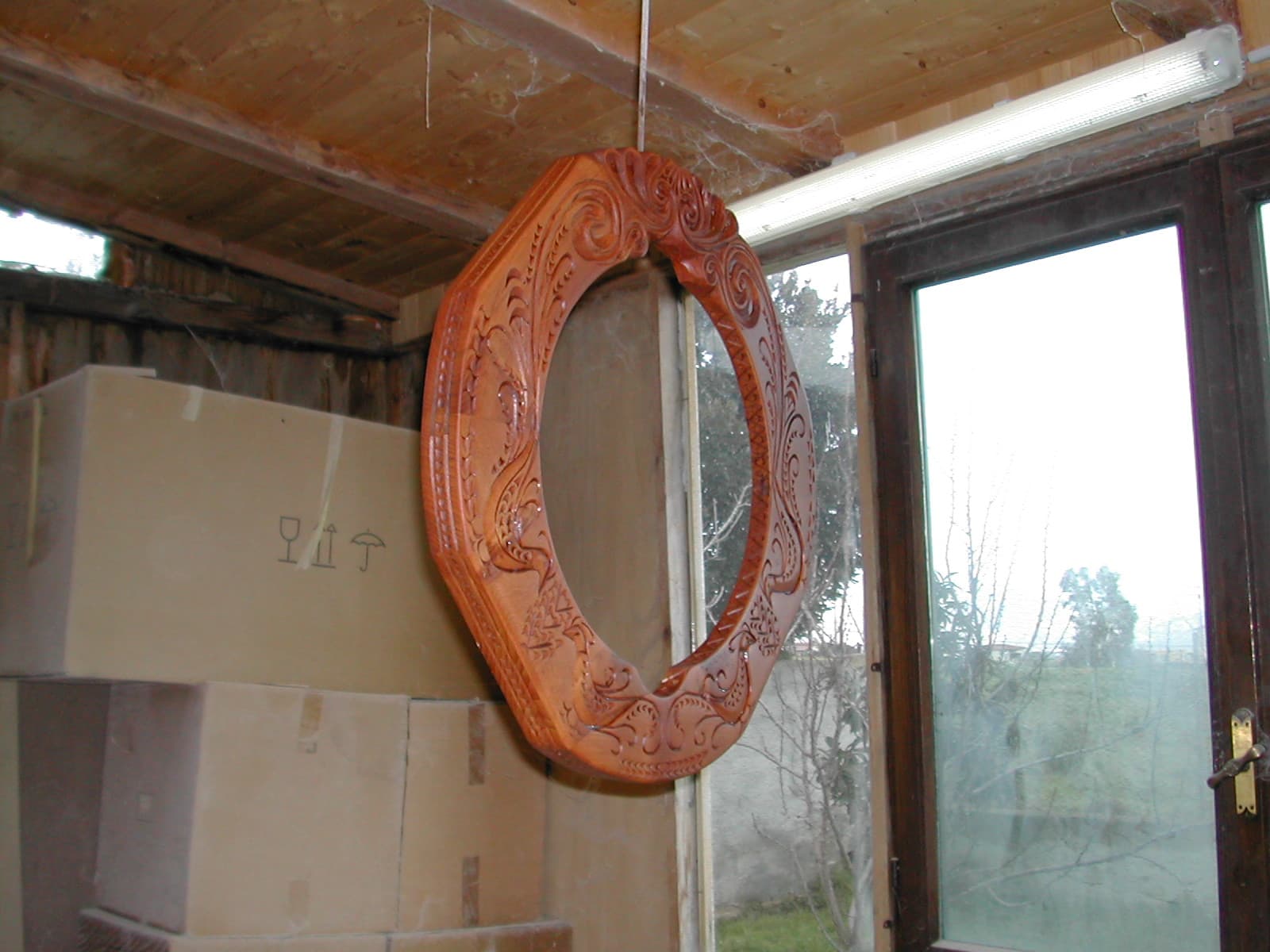 Specchio in legno intagliato con upupe — foto 10 di 10