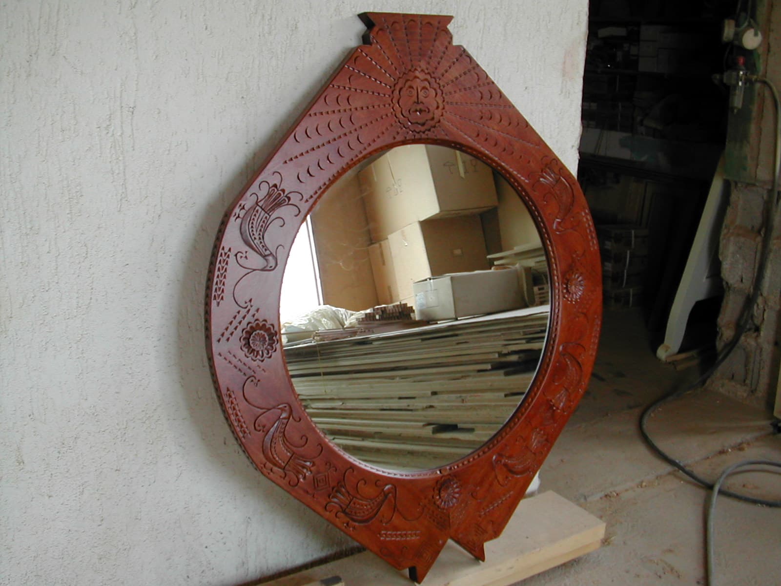 Specchio in legno intagliato con upupe — foto 2 di 10
