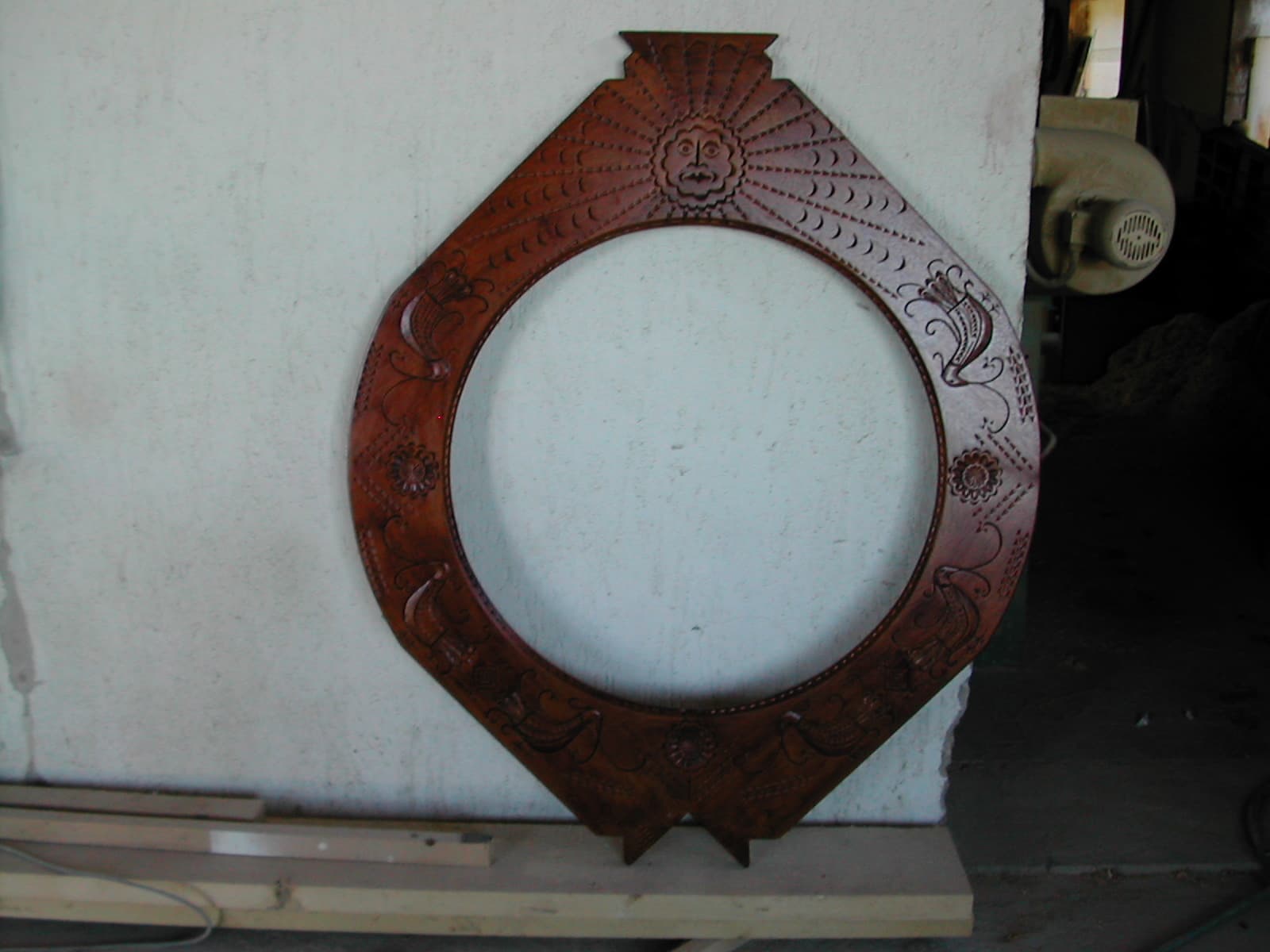 Specchio in legno intagliato con upupe — foto 3 di 10