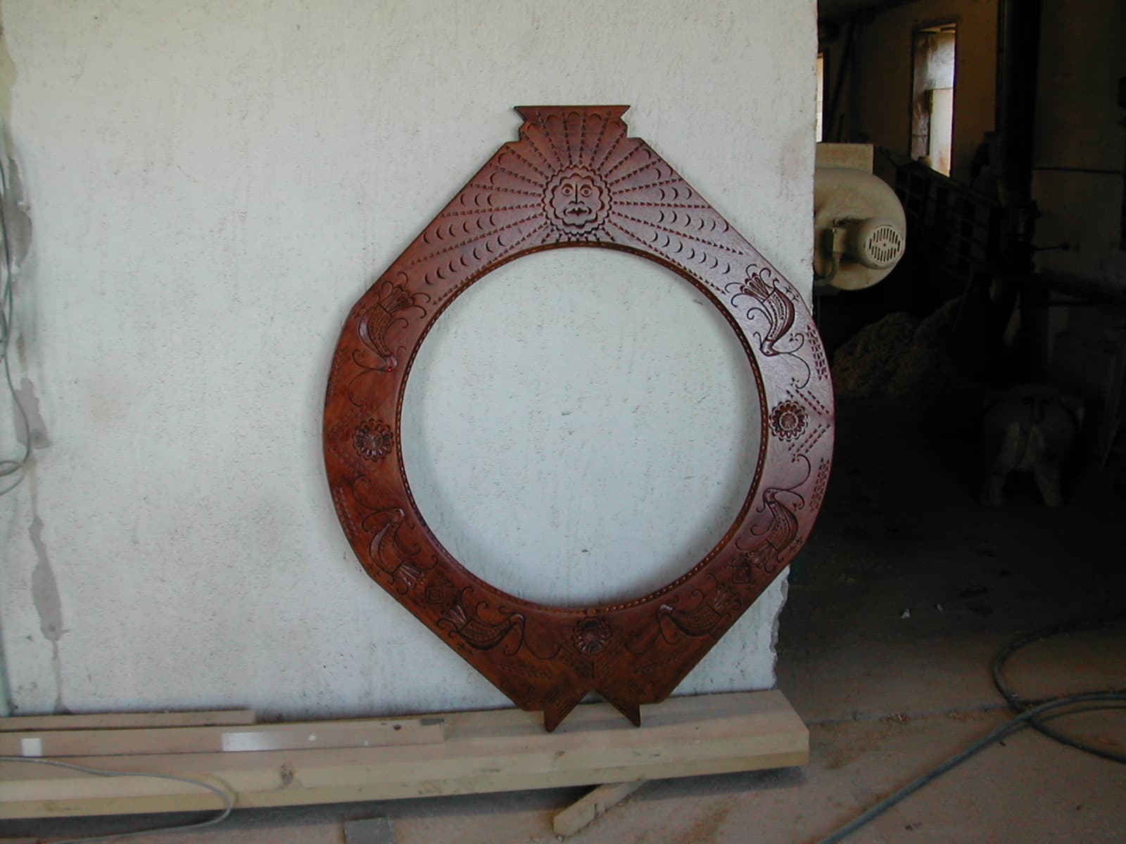 Specchio in legno intagliato con upupe — foto 4 di 10