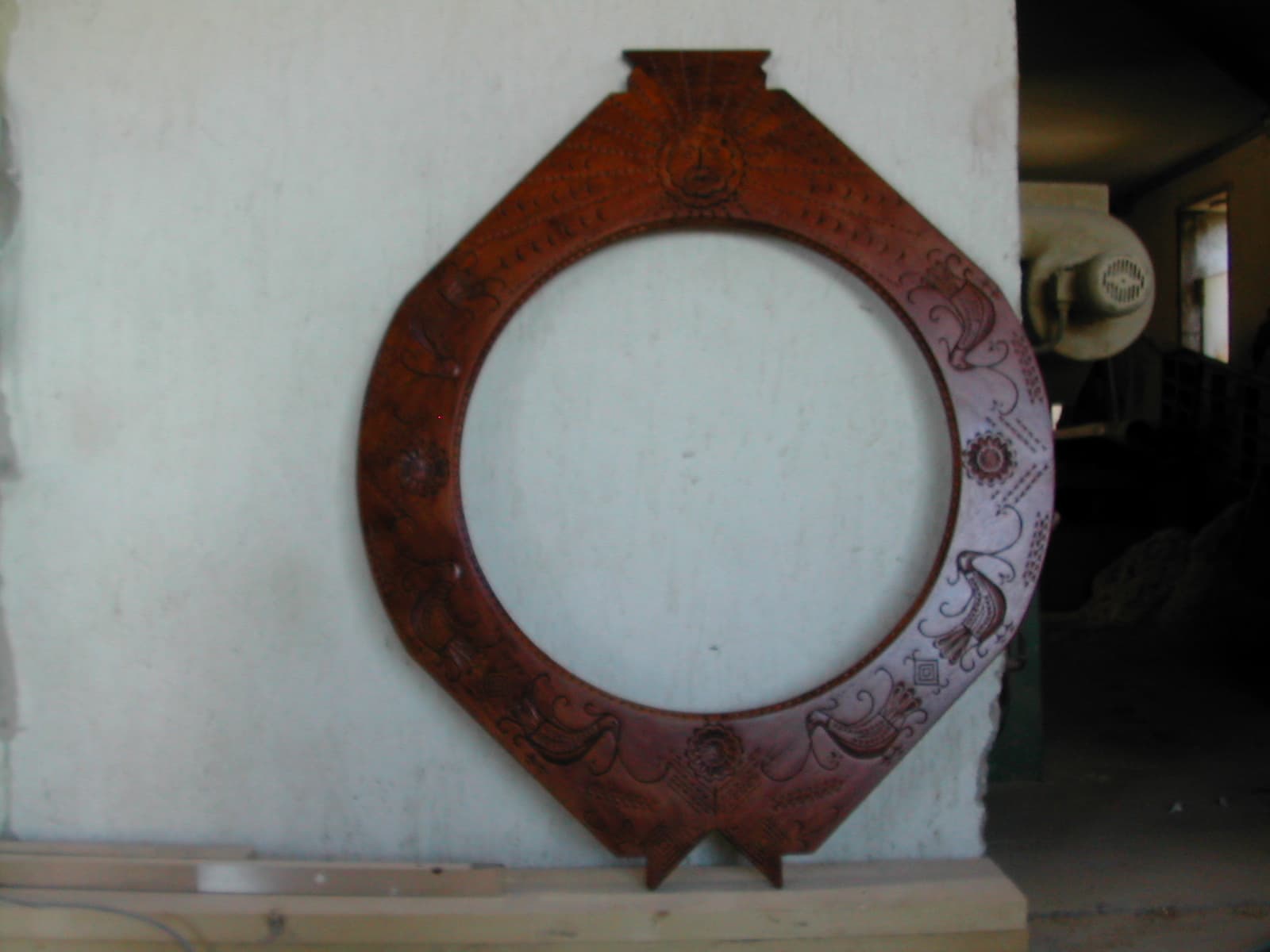Specchio in legno intagliato con upupe — foto 5 di 10
