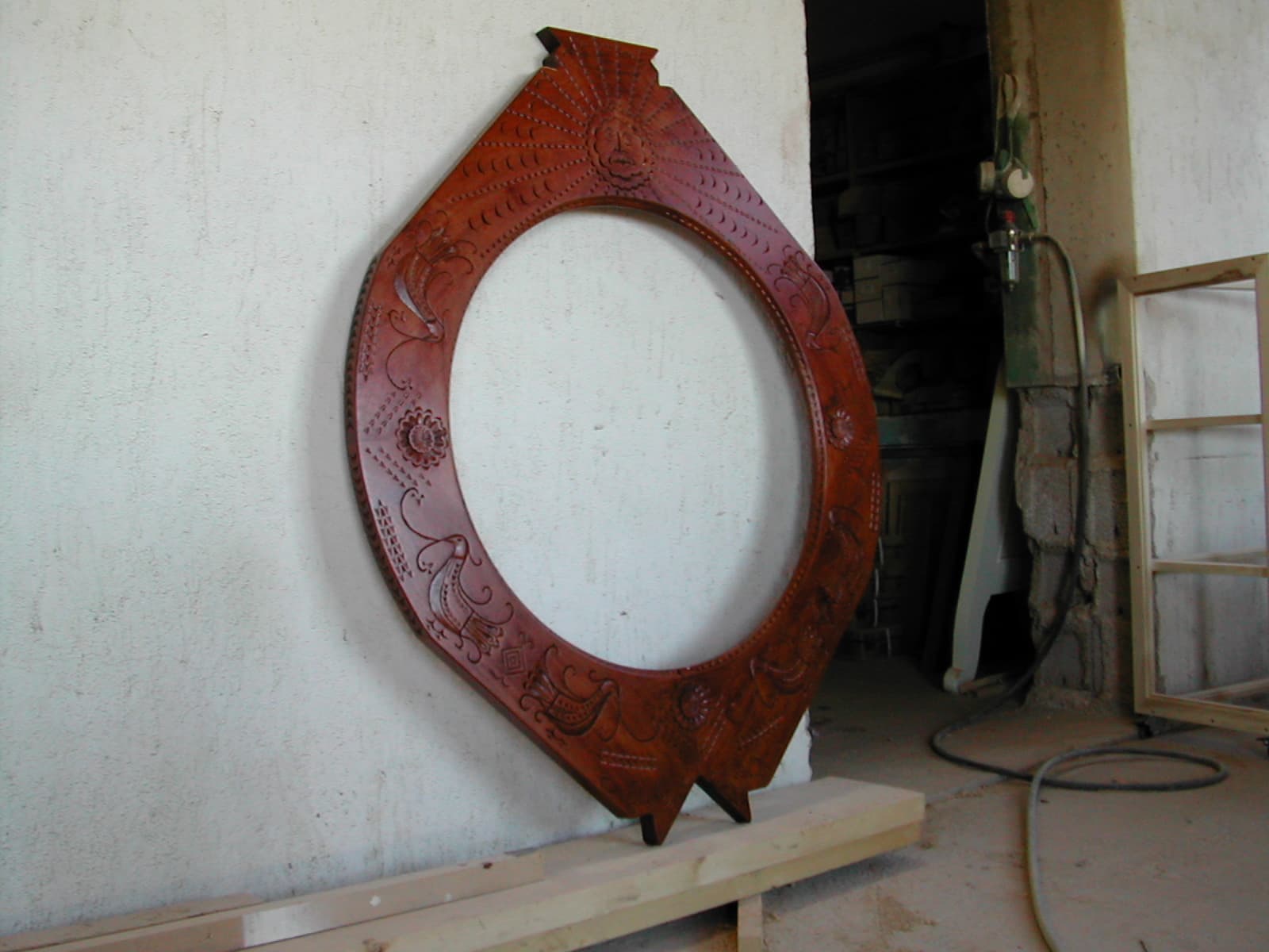 Specchio in legno intagliato con upupe — foto 6 di 10
