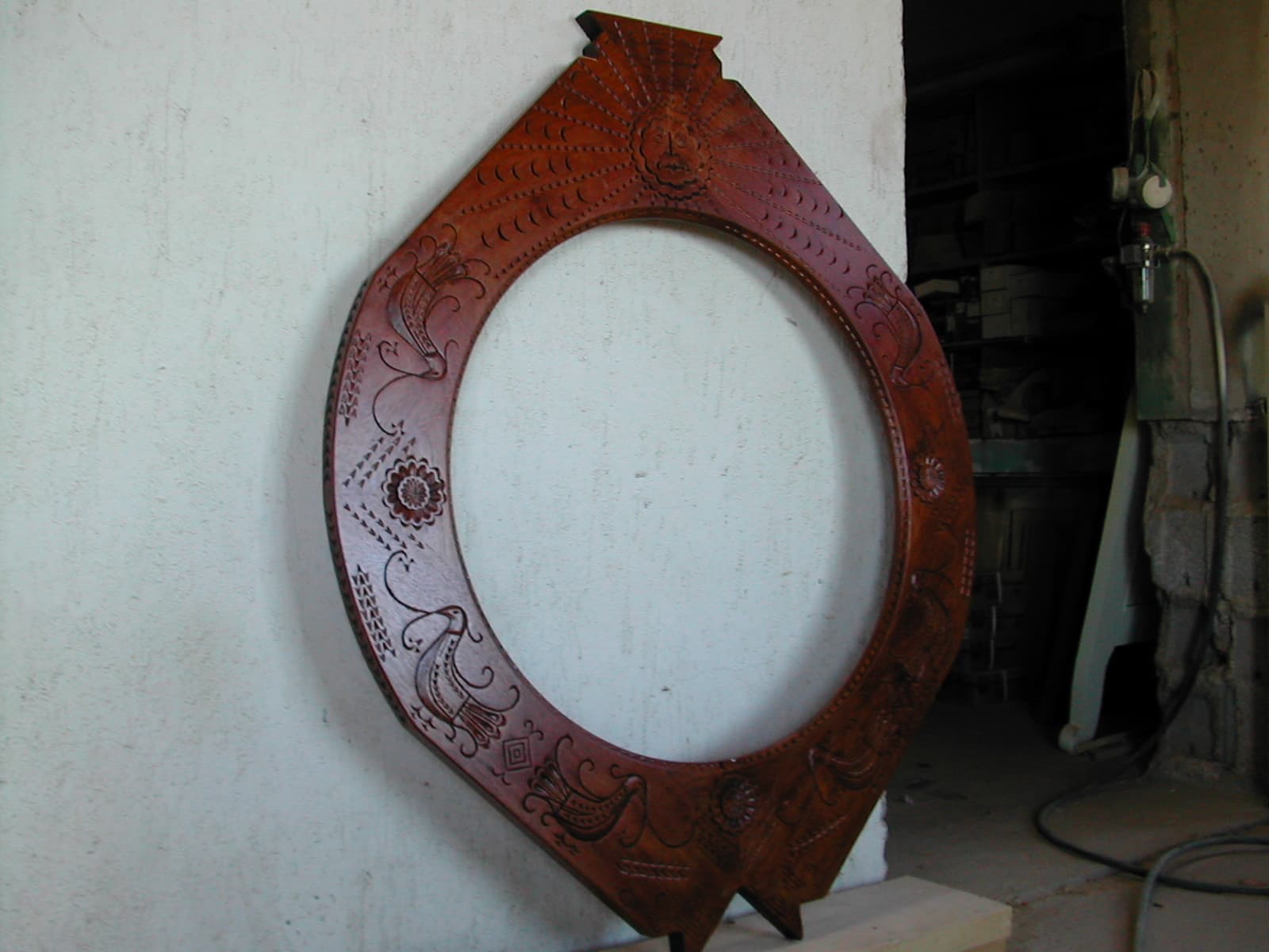 Specchio in legno intagliato con upupe — foto 7 di 10