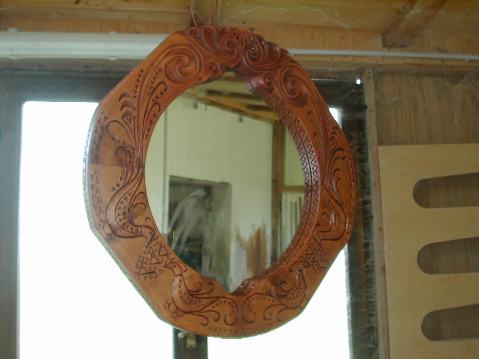 Specchio in legno intagliato con upupe — foto 8 di 10