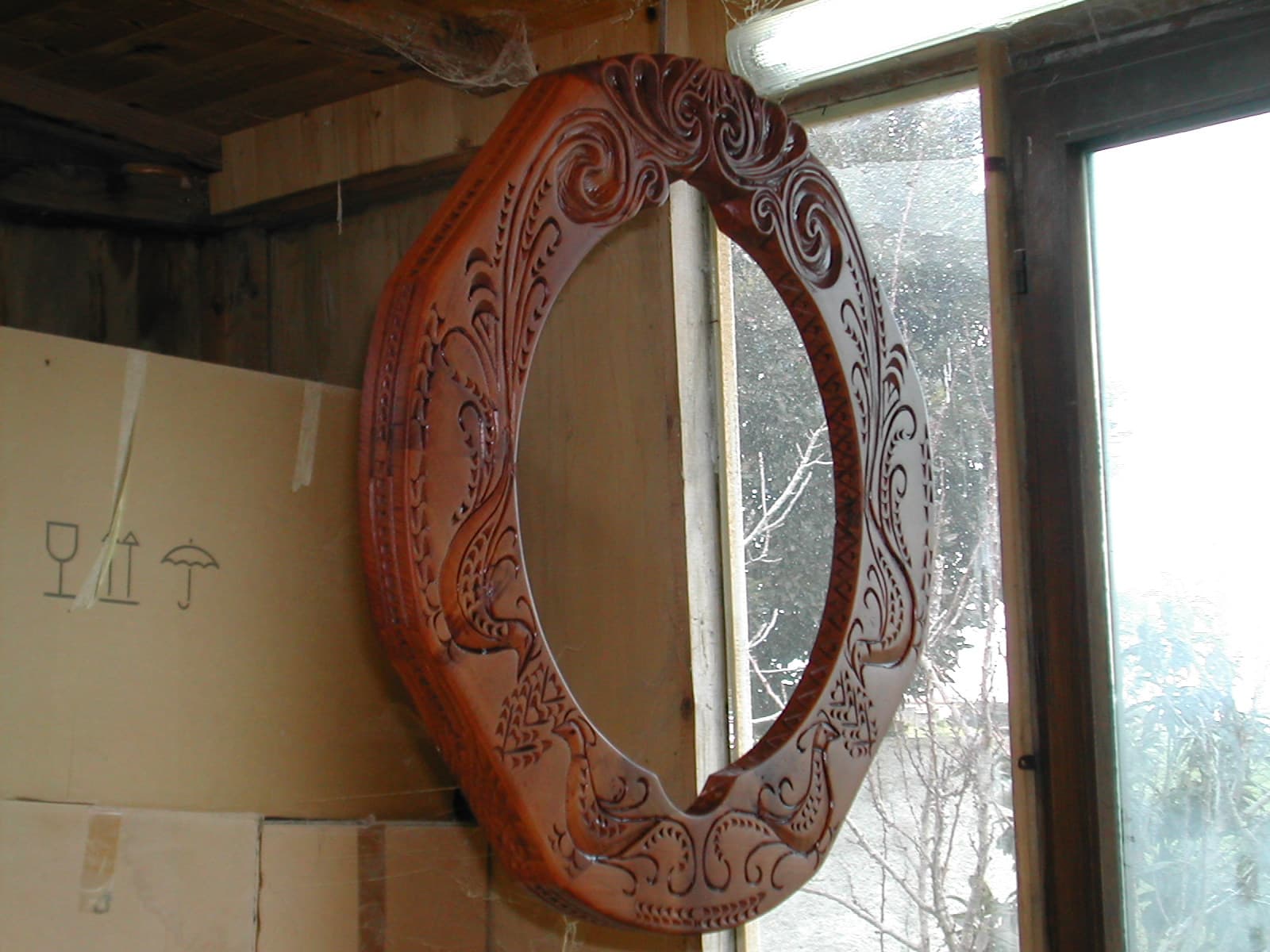 Specchio in legno intagliato con upupe — foto 9 di 10
