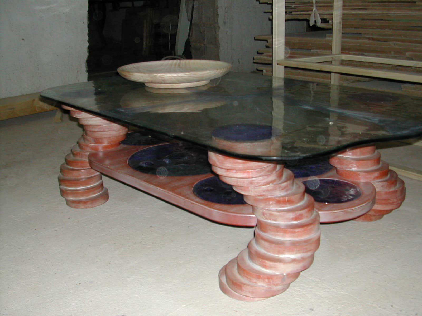 Tavolino in legno con piano e inserti in vetro — foto 2 di 4
