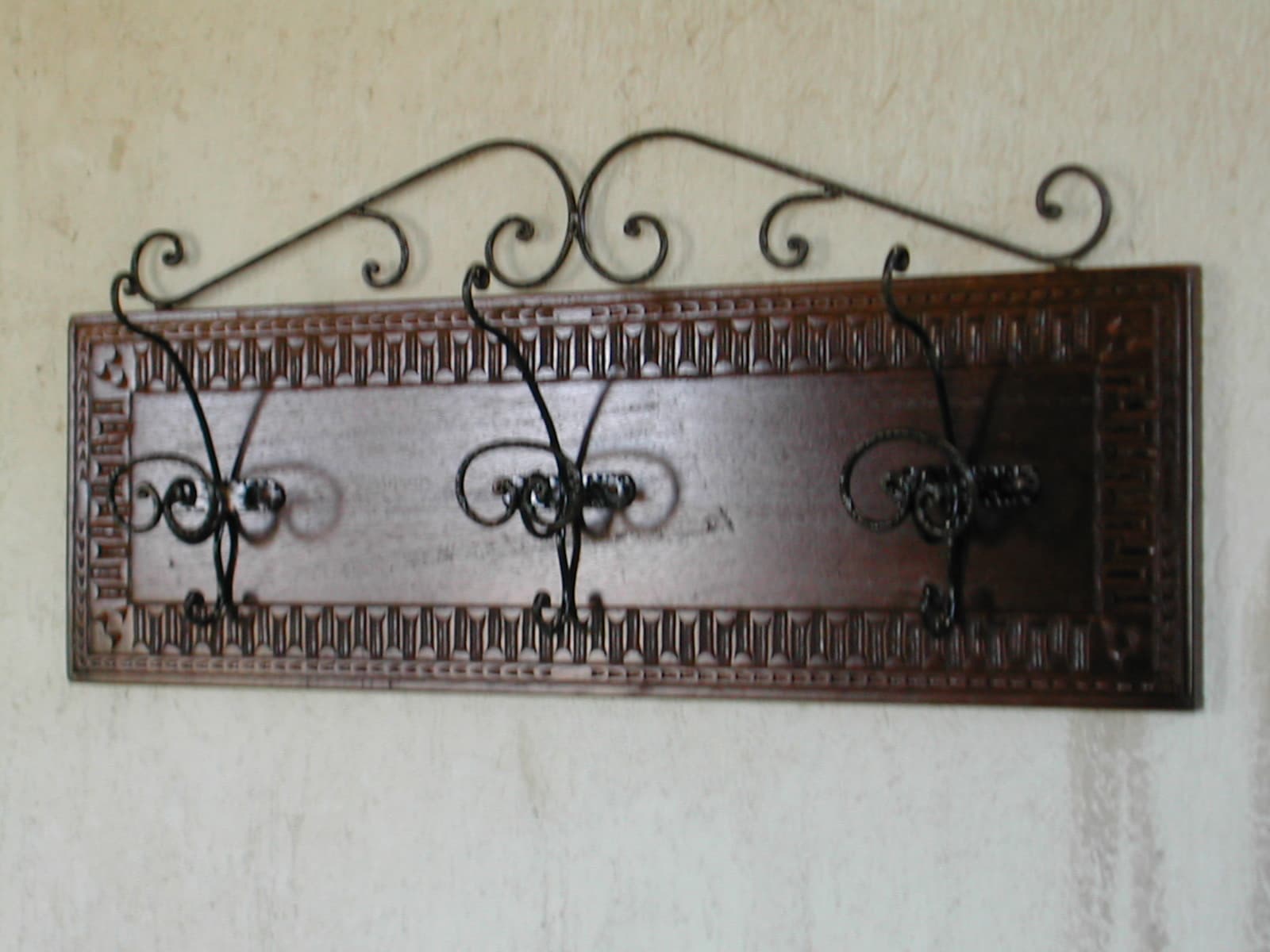 Appendiabiti da parete in legno inciso e ghisa