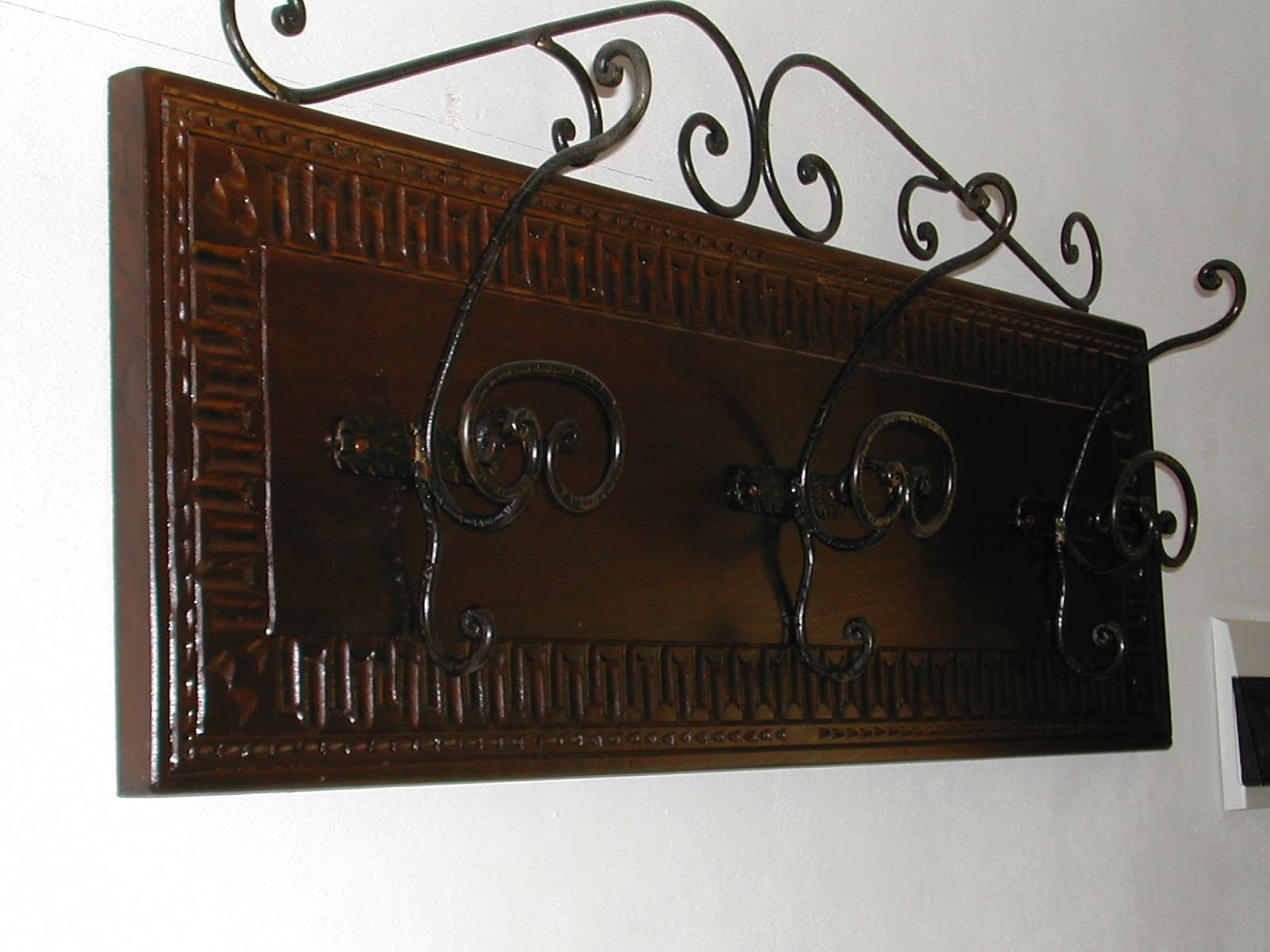 Appendiabiti da parete in legno inciso e ghisa — foto 2 di 4