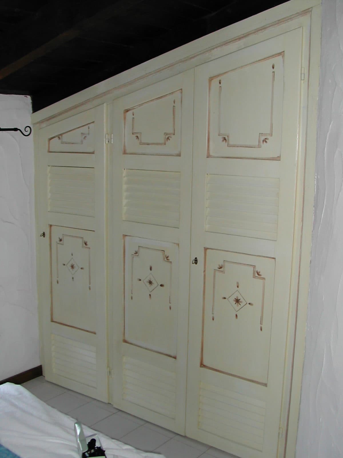 Armadi a muro in legno dipinti a mano