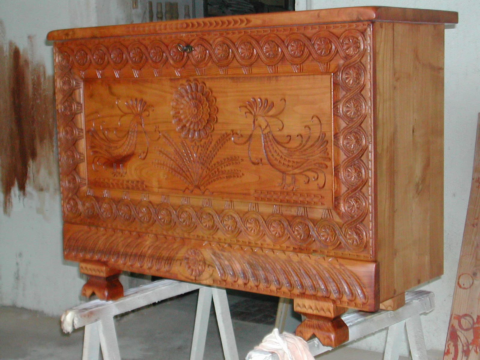 Cassapanca sarda intagliata con upupe, finitura chiara