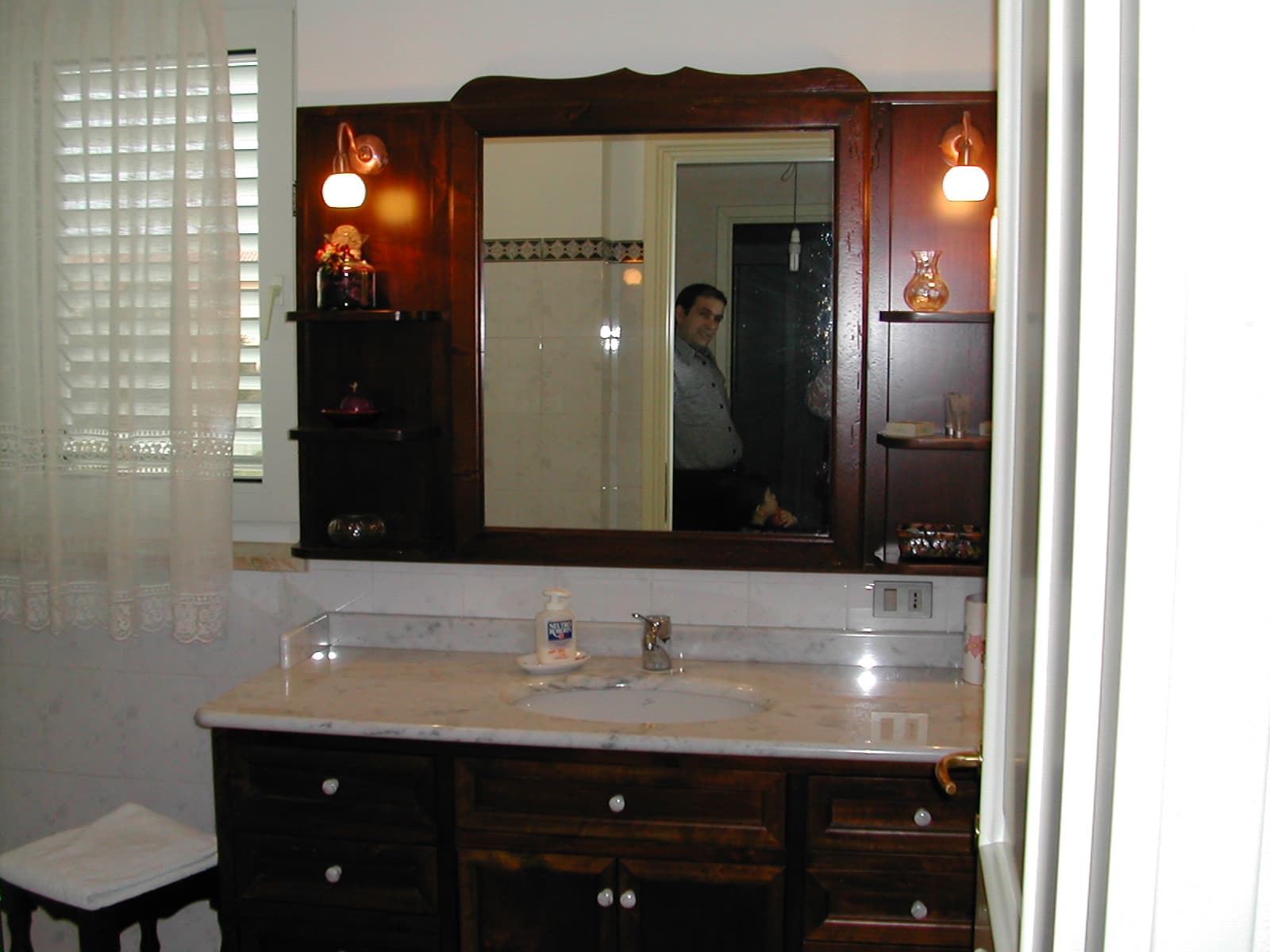 Mobile da bagno in legno con specchio