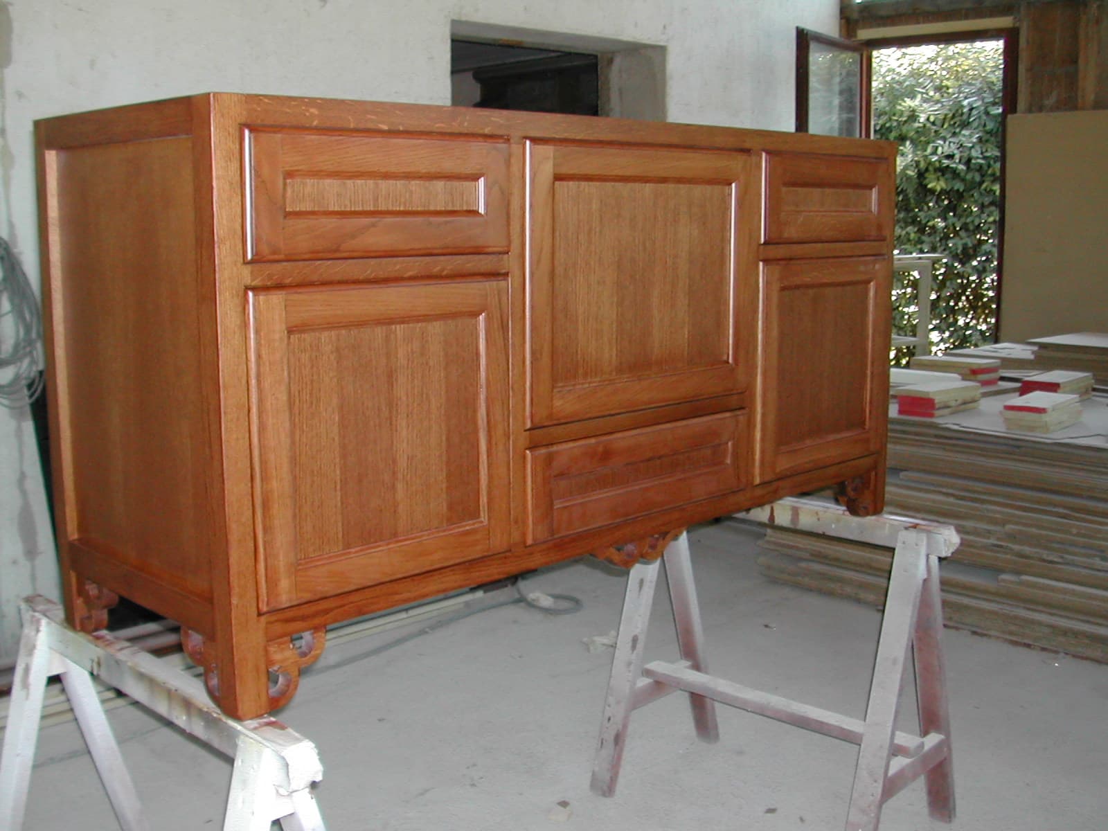 Mobile da cucina in legno con cassettone e ante