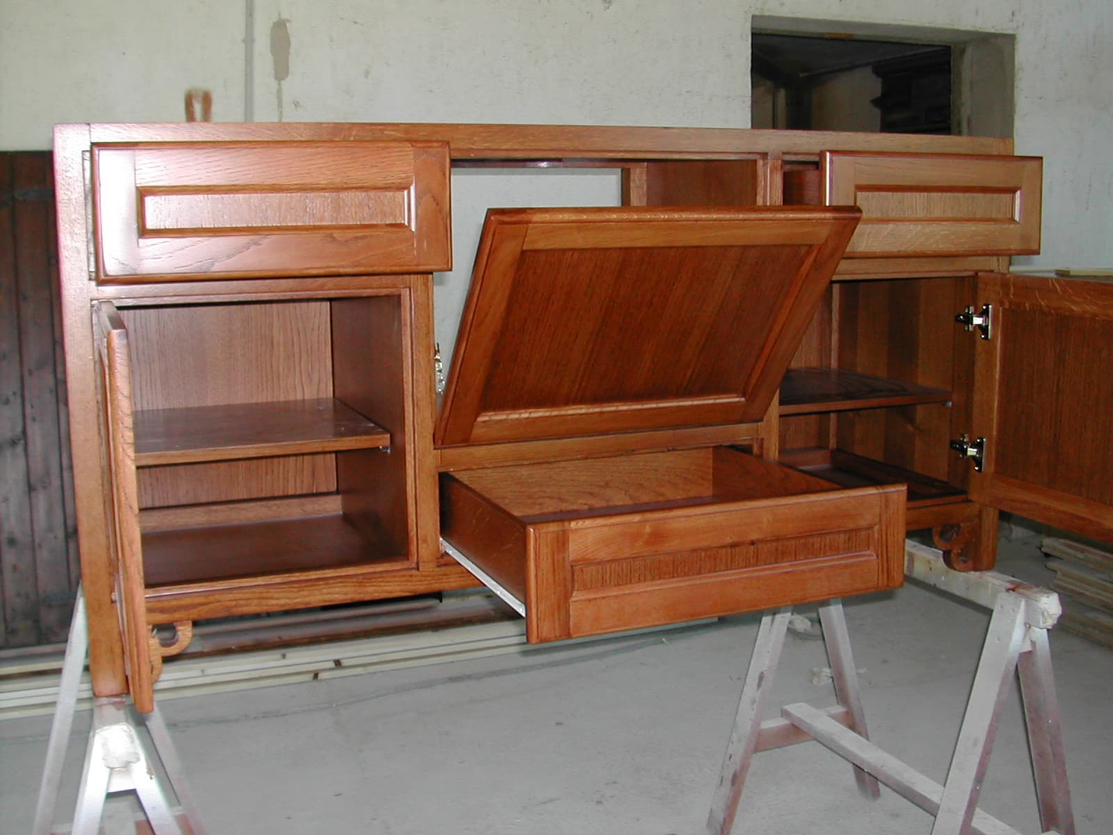 Mobile da cucina in legno con cassettone e ante — foto 2 di 4