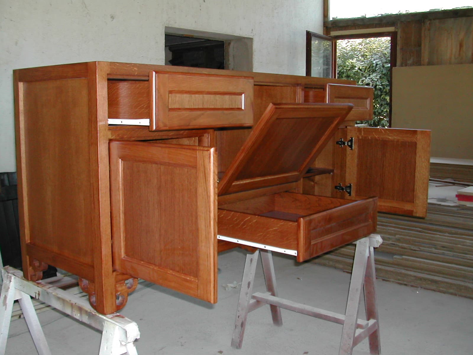 Mobile da cucina in legno con cassettone e ante — foto 3 di 4
