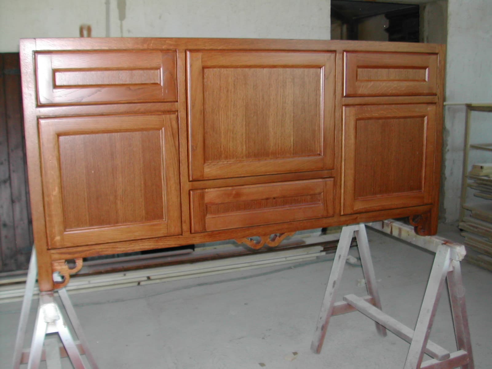 Mobile da cucina in legno con cassettone e ante — foto 4 di 4