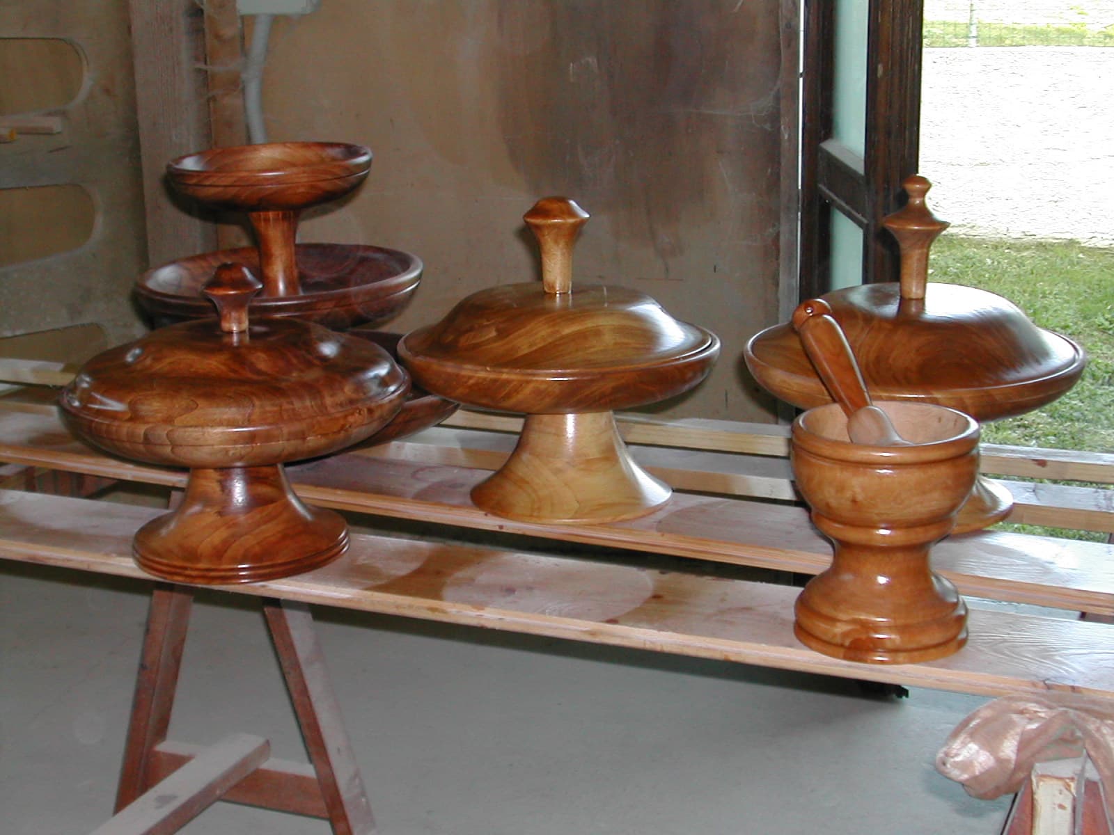 Fruttiere e portaoggetti in legno lavorati al tornio