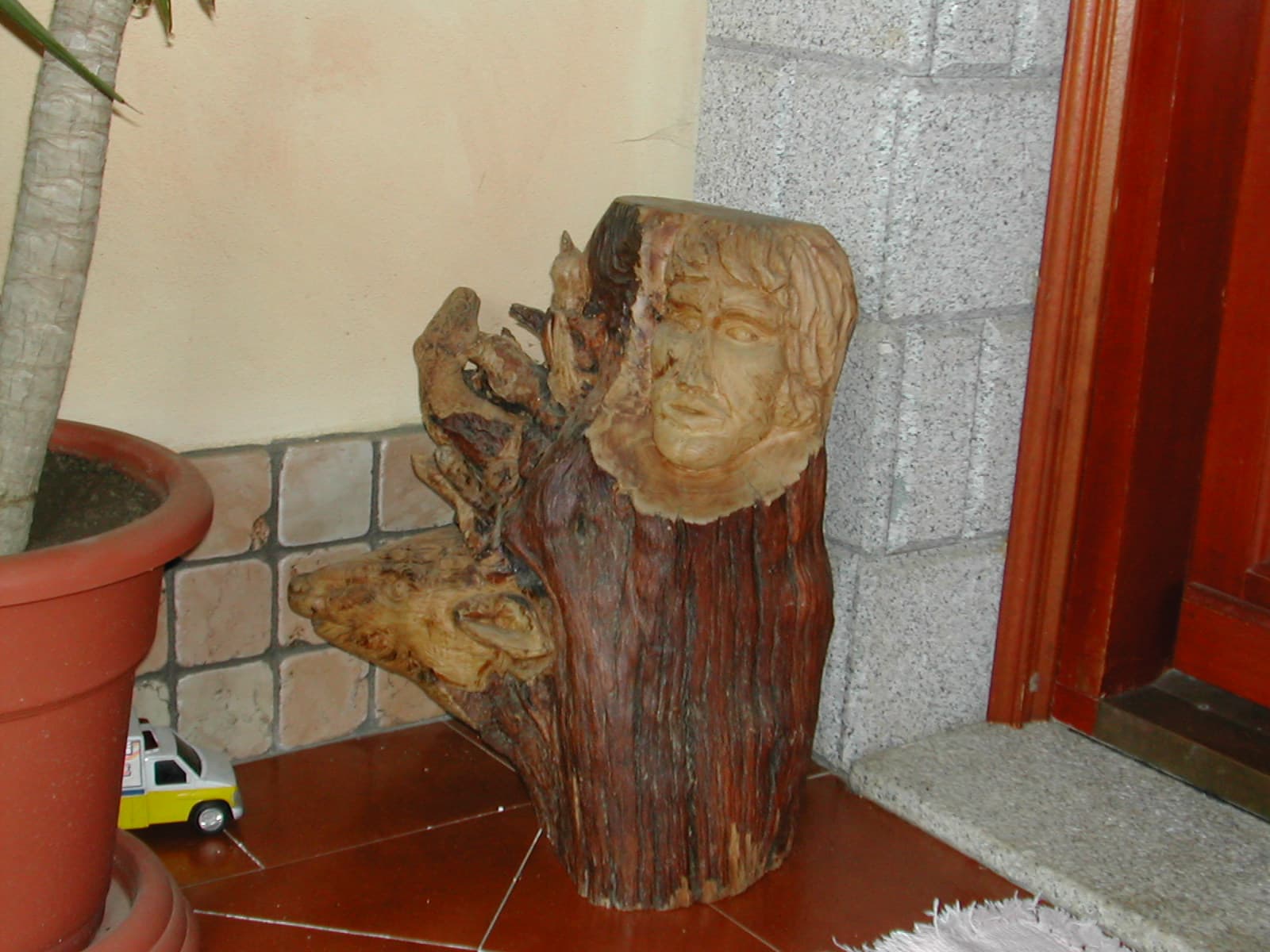 Scultura della natura intagliata in un tronco d’albero