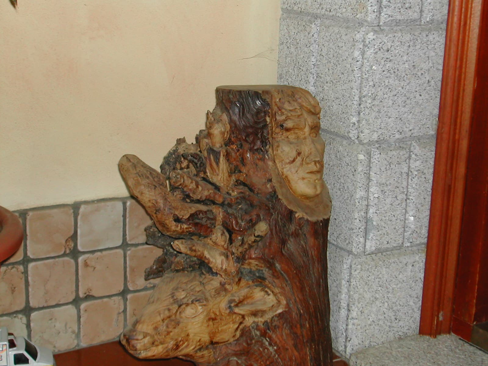 Scultura della natura intagliata in un tronco d’albero — foto 2 di 4