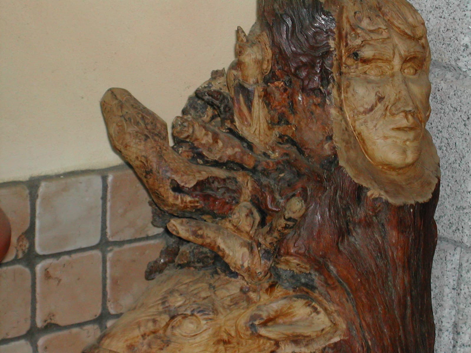 Scultura della natura intagliata in un tronco d’albero — foto 3 di 4