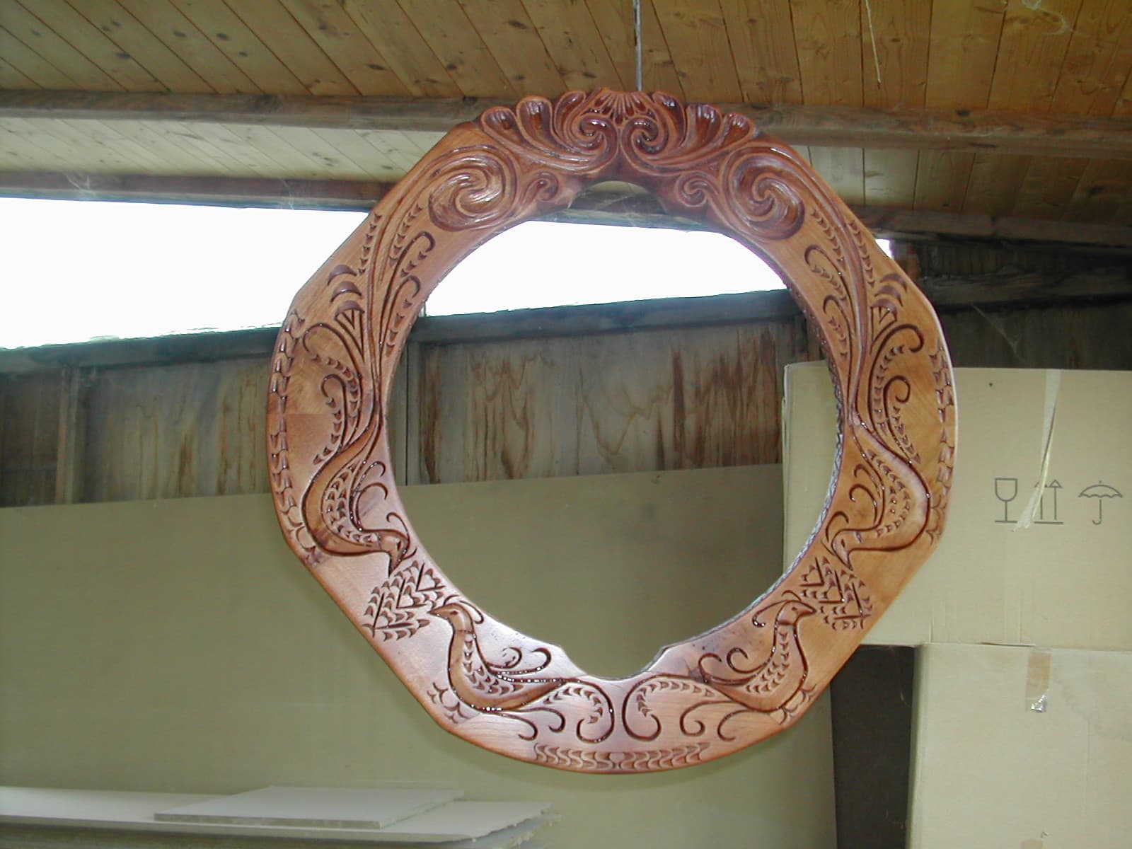 Specchio in legno intagliato con upupe